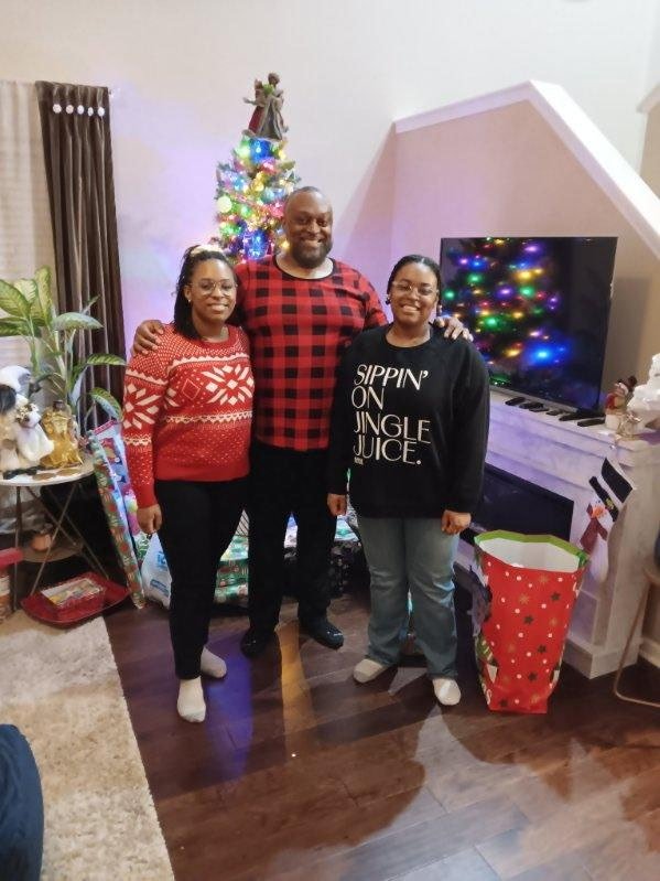 Kevin Holt with twin daughters Olivia and Aaliyah Holt Christmas 2024
